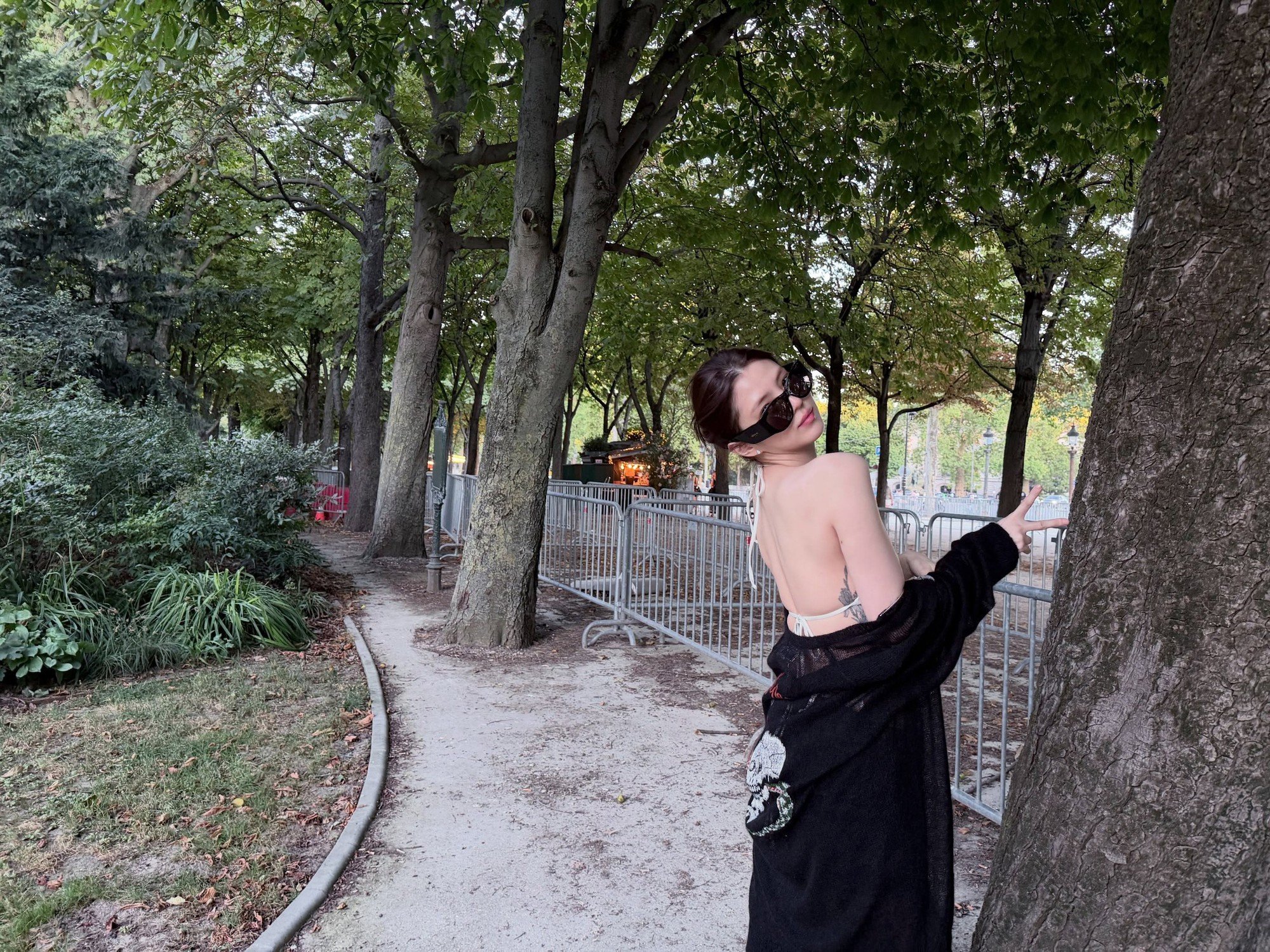 10-1783650374-kho-roi-mat-truoc-man-dien-bikini-dao-pho-paris-day-noi-loan-cua-han-so-hee