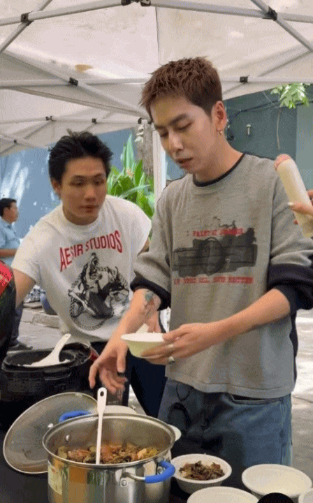 10-1783657126-nam-ca-si-gay-sot-voi-man-lai-porsche-mang-thit-kho-tu-nau-tang-nguoi-ham-mo