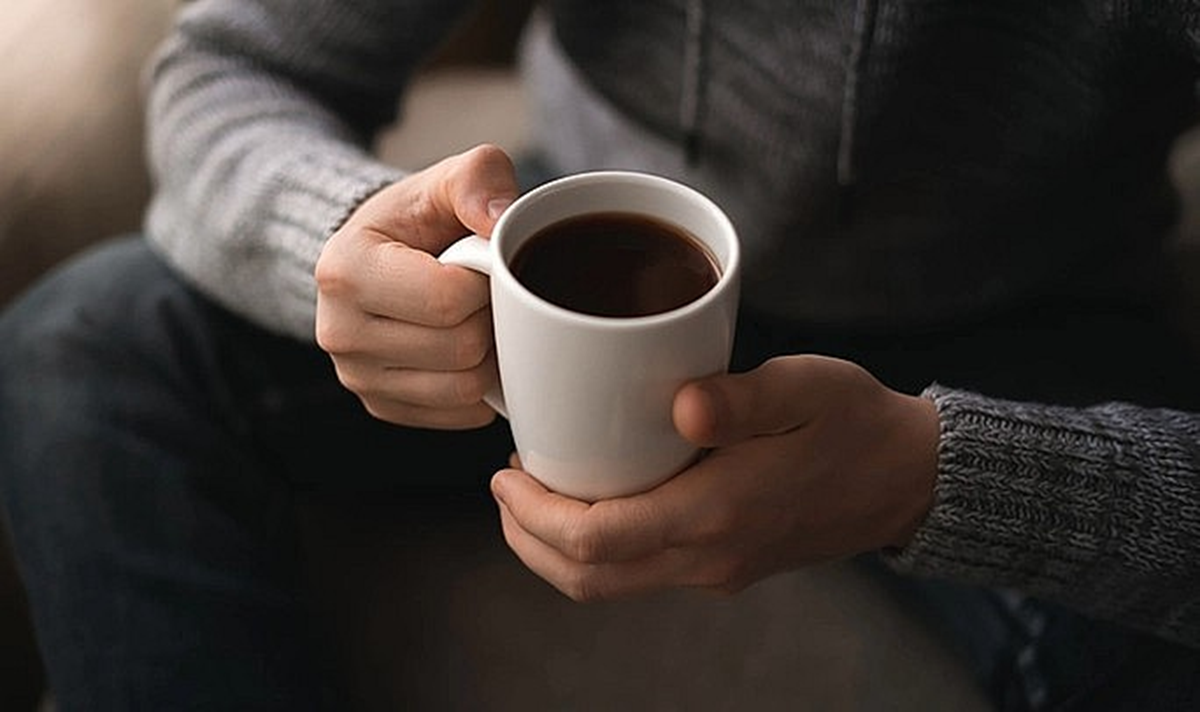 Người đàn ông 53 tuổi nguy kịch vì uống 10 ly cà phê mỗi ngày, bác sĩ chỉ mặt