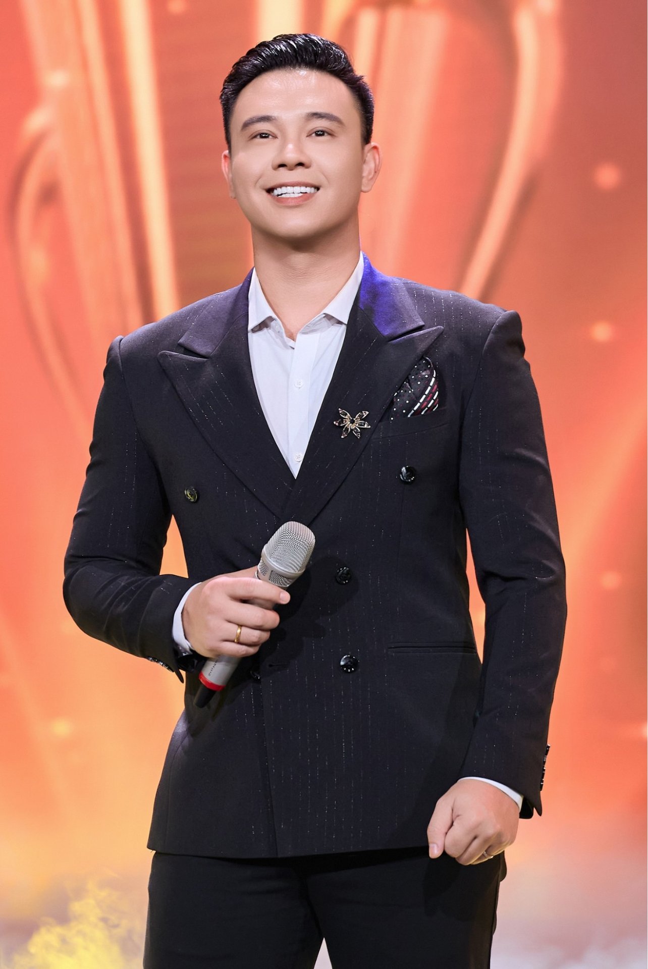 11-1783752693-dong-hung-anh-trai-vuot-ngan-chong-gai-tu-anh-can-bo-tra-no-28-ty-den-quy-ong-lich-lam-cua-showbiz