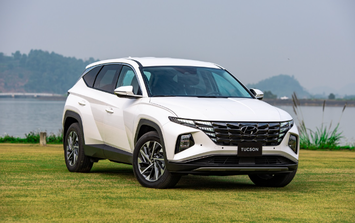 11-1783774936-loat-xe-hyundai-uu-dai-kich-tran-thang-7-accent-santa-fetucson-huong-loi-len-toi-220-trieu