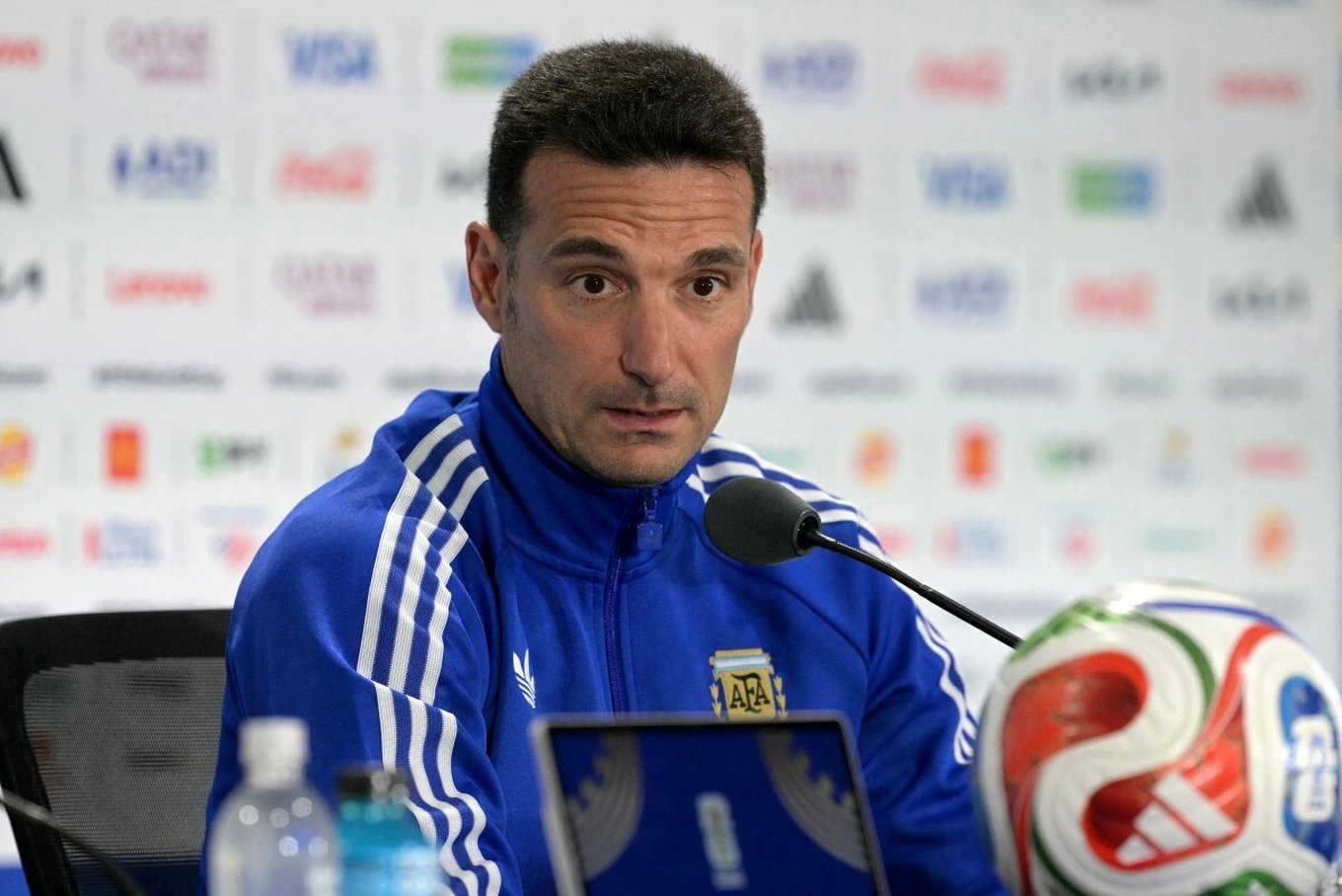 11-1783781872-hlv-scaloni-dap-tat-tin-don-fifa-don-duong-cho-argentina-nam-2026-roi-cong-nghe-khong-biet-noi-doi