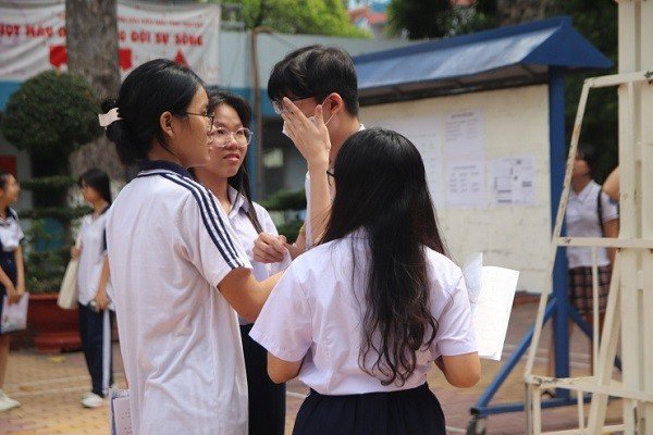 12-1783816506-du-bao-diem-chuan-dai-hoc-2026-phia-nam-khoi-d01-tang-cuc-bo-khoi-a01-ha-nhiet