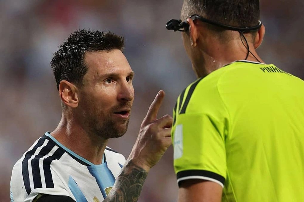 12-1783846708-messi-noi-nong-chi-tay-vao-mat-trong-tai-bo-dao-nha