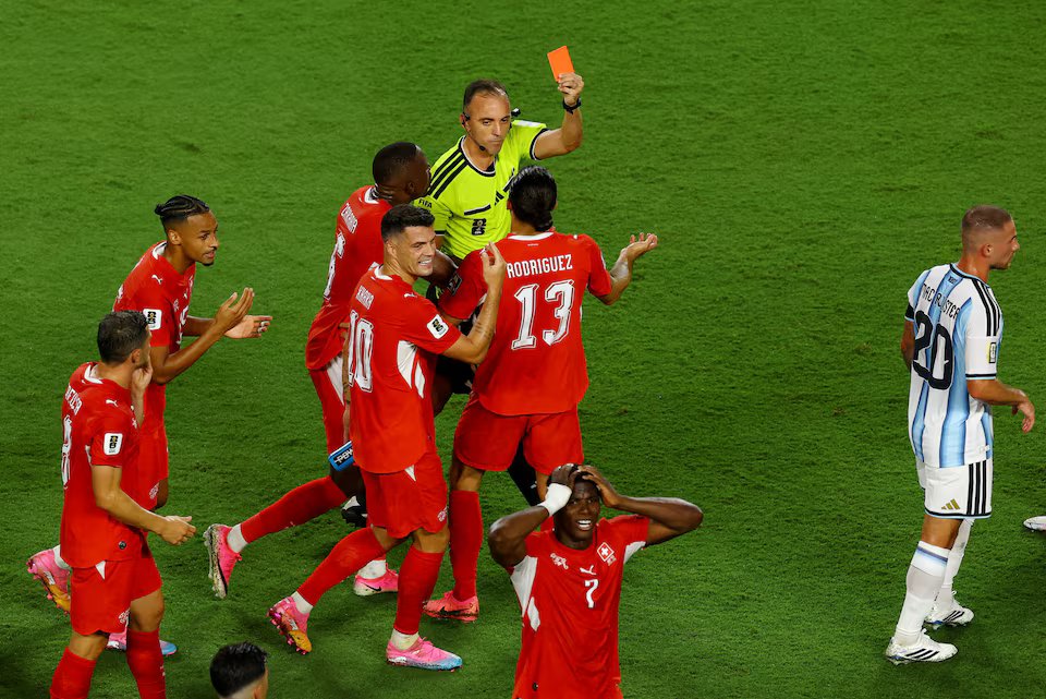 12-1783847903-quy-luat-moi-khien-cau-thu-thuy-si-lanh-the-do-sau-man-an-va-o-world-cup