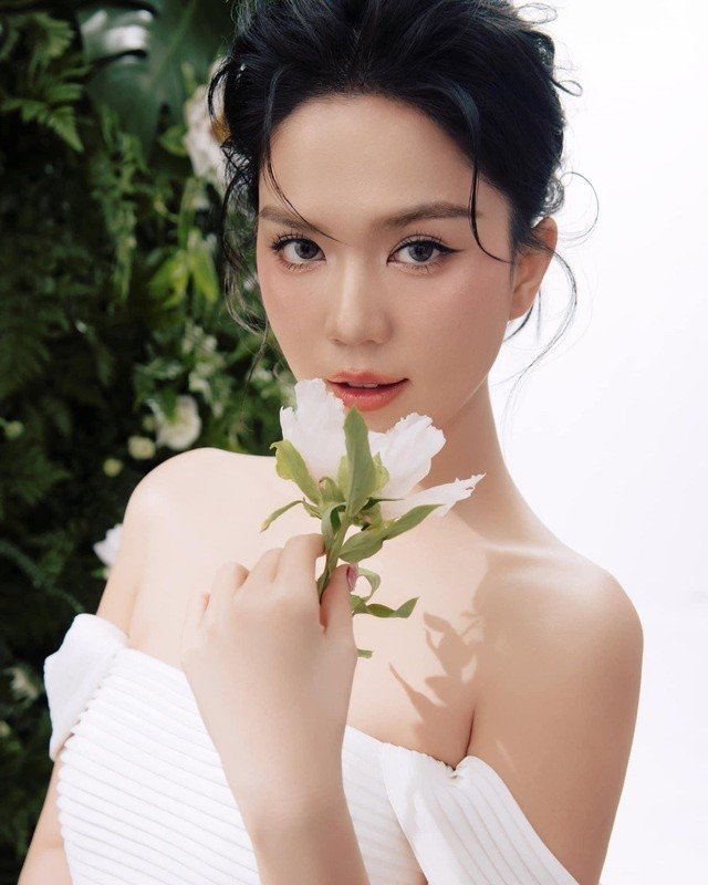 13-1783905822-ngoc-trinh-bat-ngo-dien-vay-cuoi-thuc-hu-tin-don-sap-len-xe-hoa