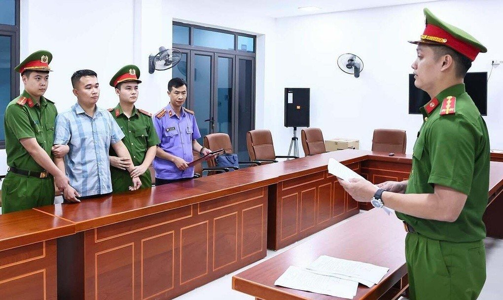 Công an thực thi lệnh với Duy, chiều 5/7. Ảnh: Công an tỉnh Tuyên Quang