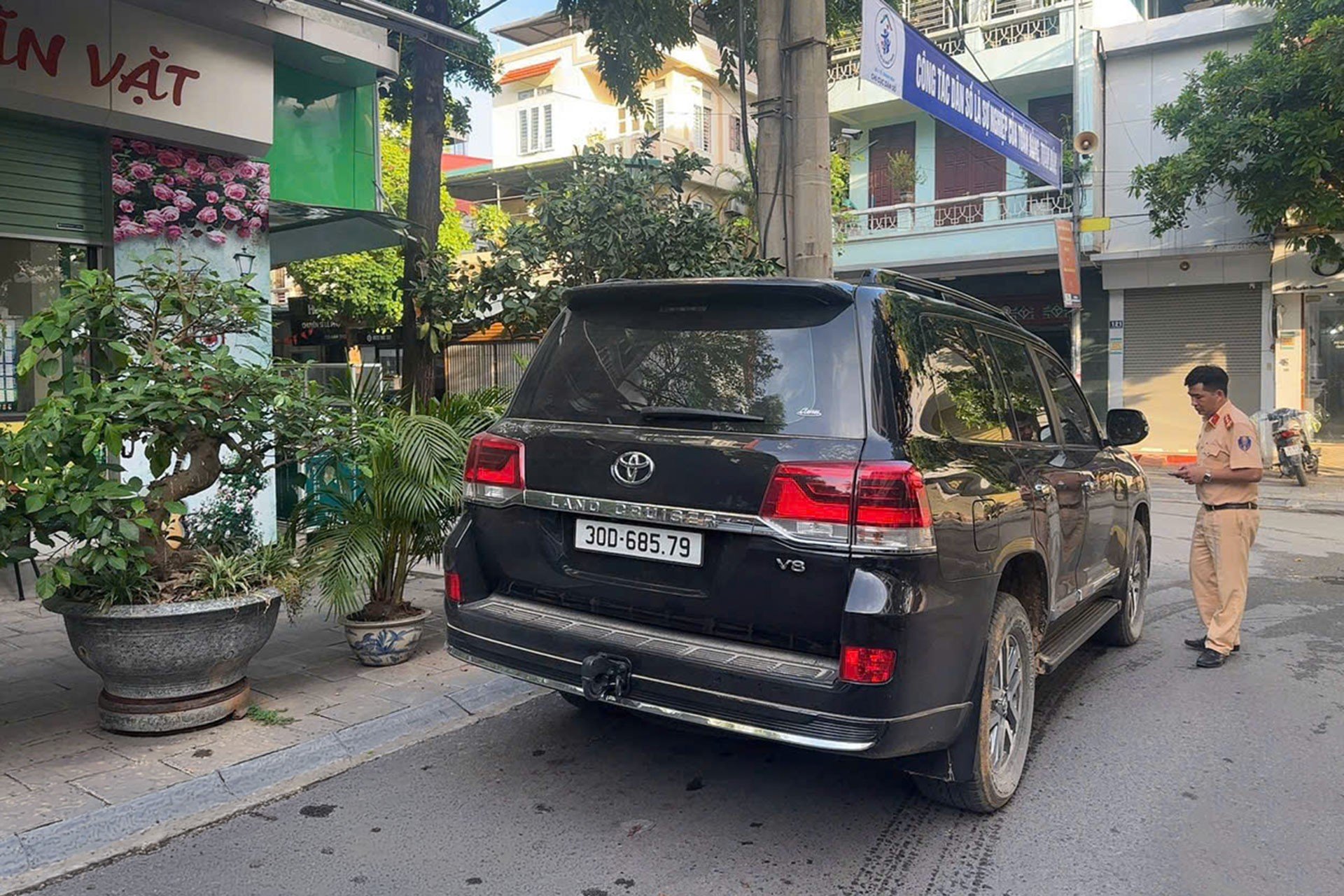 13-1783951174-chu-xe-lexus-lien-tuc-mat-tien-etc-vi-bi-land-cruiser-gan-bien-gia