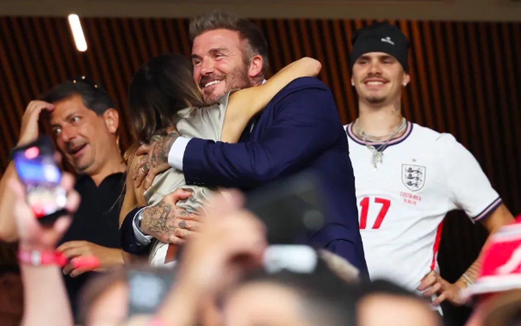 14-1784018232-victoria-beckham-bi-che-vo-cam-khi-tuyen-anh-thang-david-beckham-lap-tuc-len-tieng