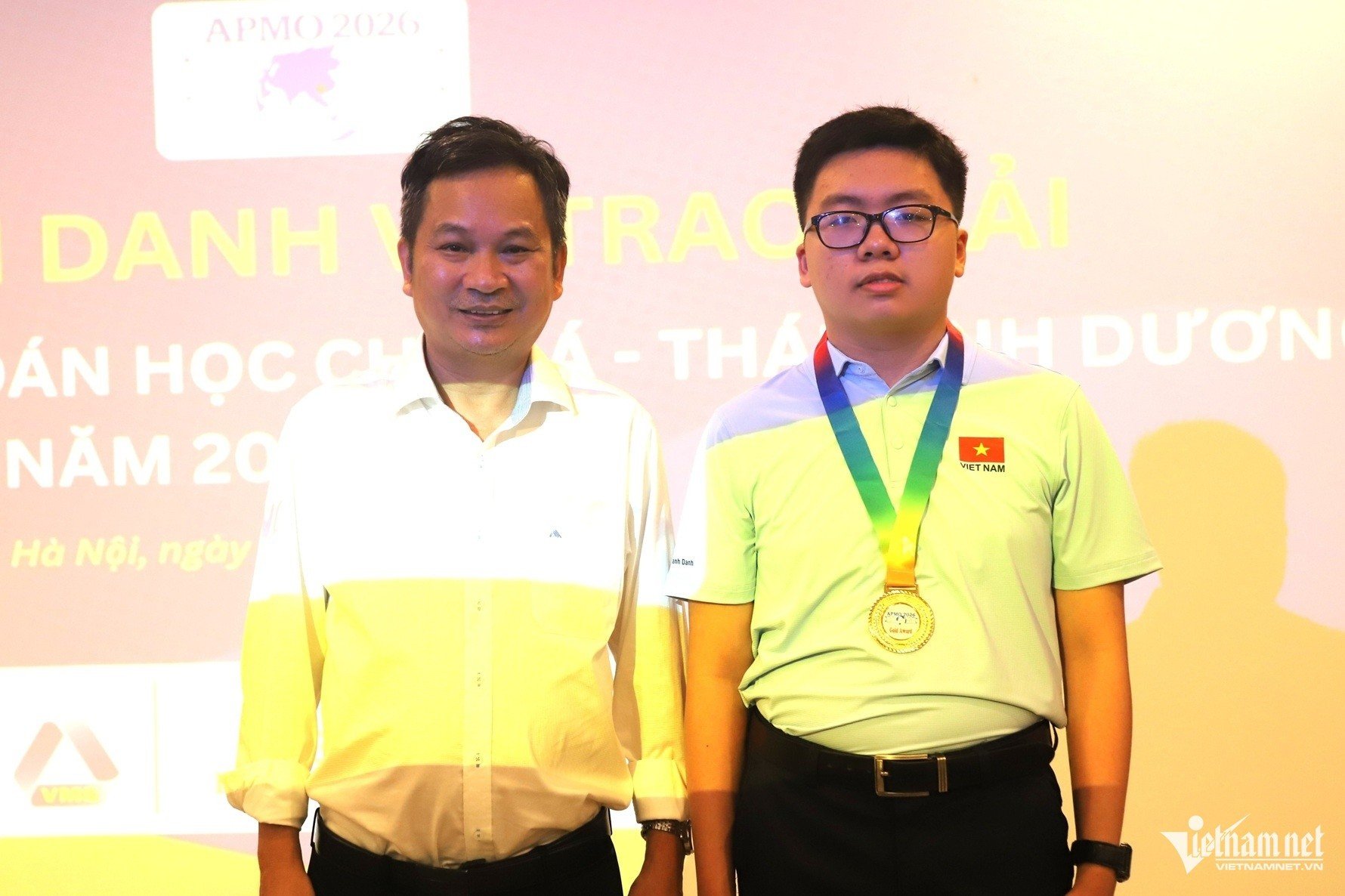 15-1784078604-nam-sinh-lop-12-gianh-huy-chuong-vang-apmo-ghi-dau-cot-moc-dang-nho-cho-toan-hoc-viet-nam