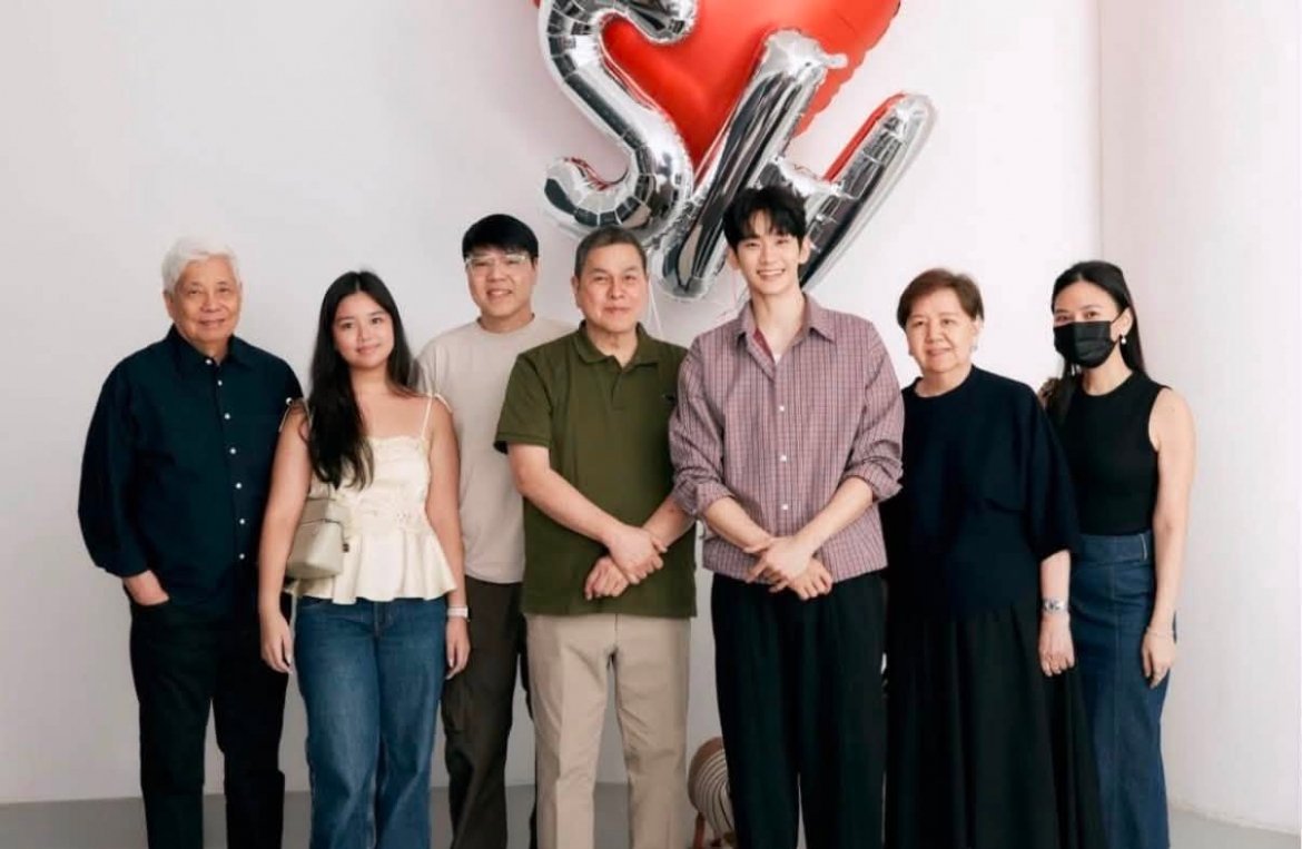 15-1784083843-kim-soo-hyun-chinh-thuc-tai-xuat-sau-16-thang-o-an-vi-scandal-chan-dong