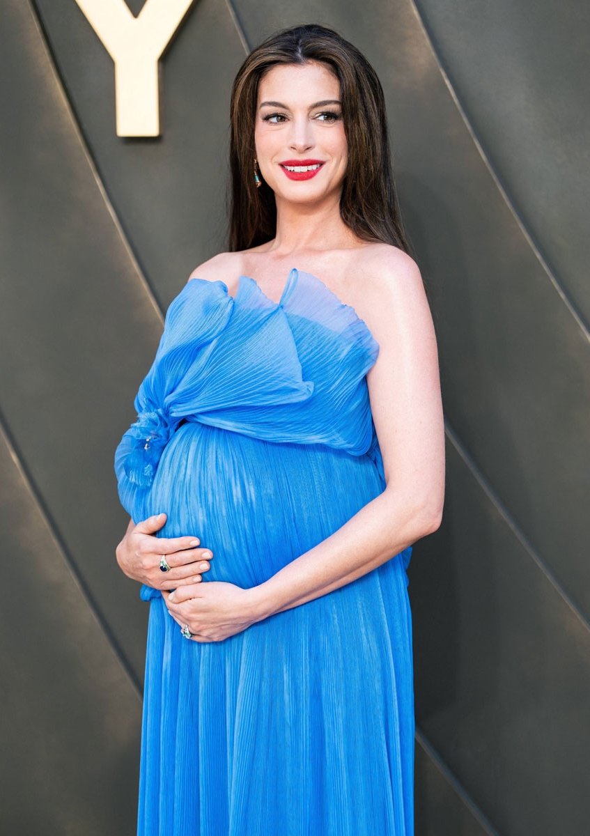 15-1784089709-anne-hathaway-roi-vao-trang-thai-soc-khi-biet-tin-mang-thai-lan-3-o-tuoi-43