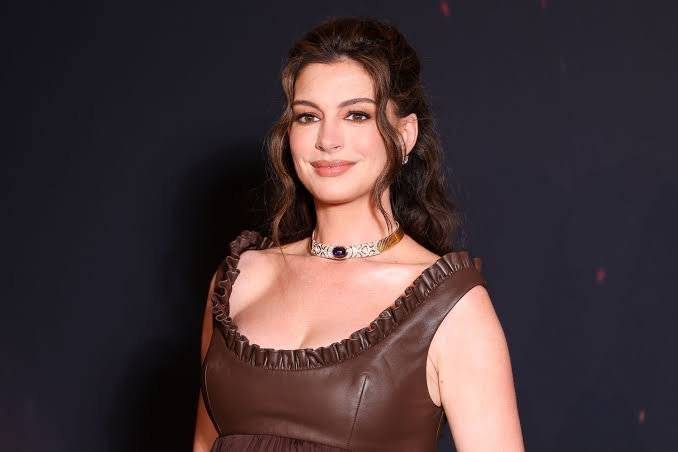 15-1784089714-anne-hathaway-roi-vao-trang-thai-soc-khi-biet-tin-mang-thai-lan-3-o-tuoi-43