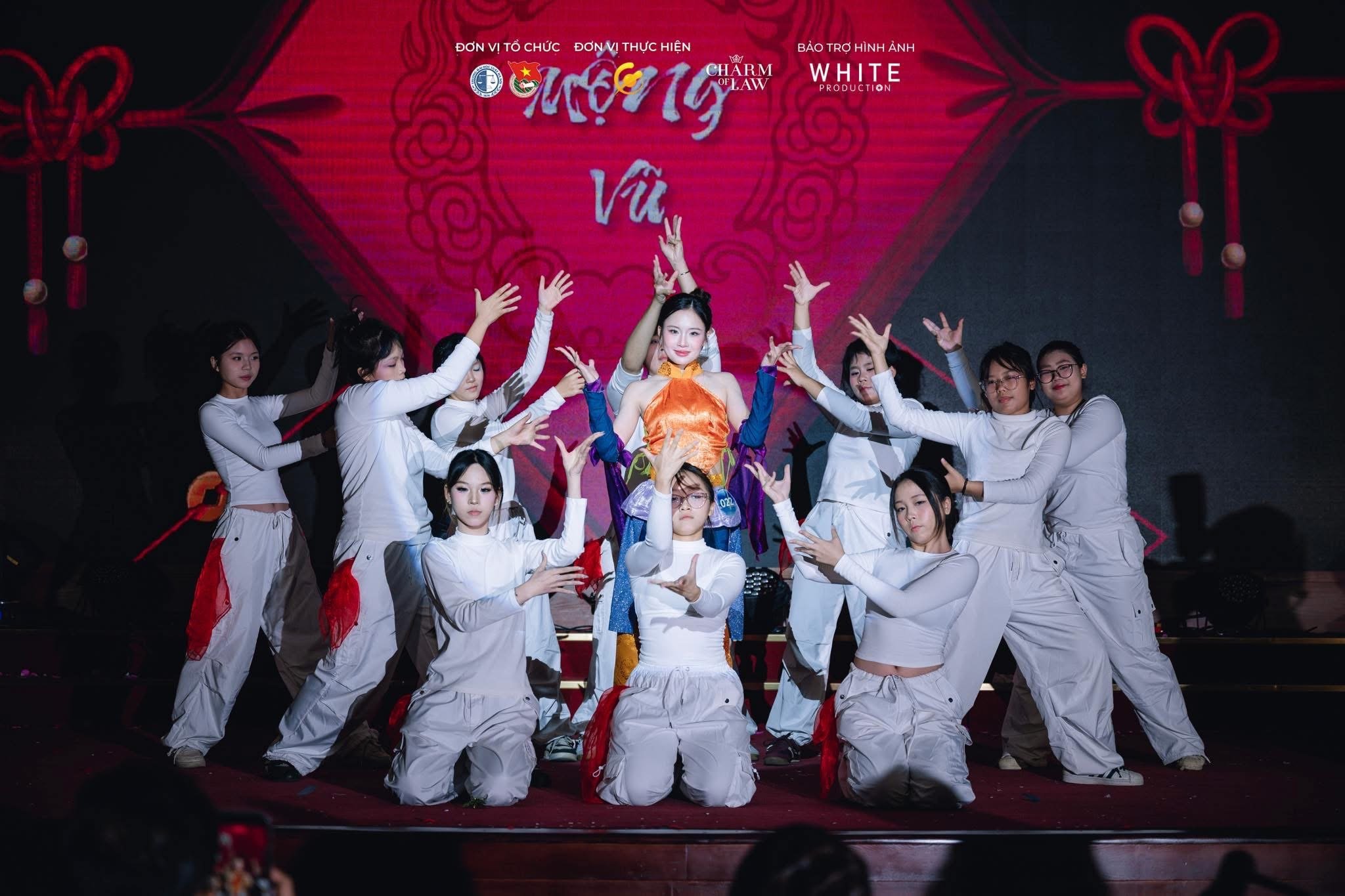 15-1784112275-charm-of-law-2026-hanh-trinh-toa-sang-cua-nhung-nu-sinh-tai-sac-ven-toan