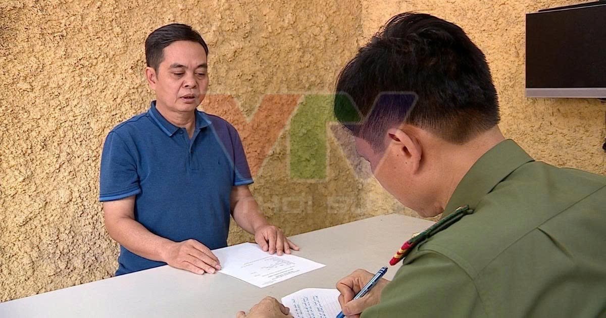 15-1784119507-nong-vu-cuon-sach-chuyen-voi-thanh-khoi-to-ban-giam-doc-nha-xuat-ban-hoi-nha-van-xu-phat-hang-loat-co-quan-bao-chi