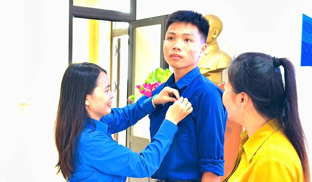 16-1784190105-nam-sinh-cuu-em-nho-bi-song-cuon-duoc-trao-huy-hieu-tuoi-tre-dung-cam