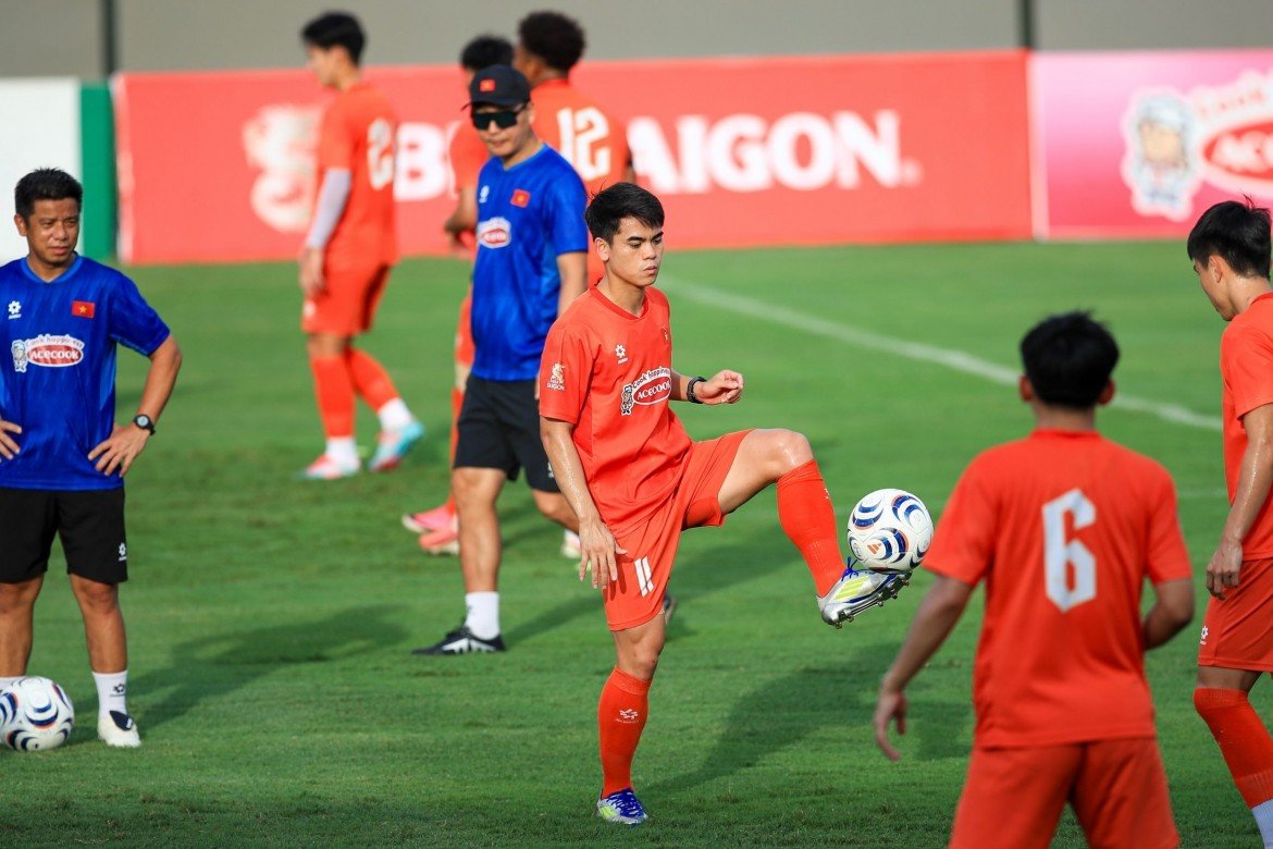 khuat van khang chan thuong, hlv kim sang sik trieu tap gap nguoi bo sung hinh anh 1