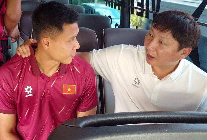 HLV Kim Sang Sik động viên Lê Ngọc Bảo. Ảnh: VFF