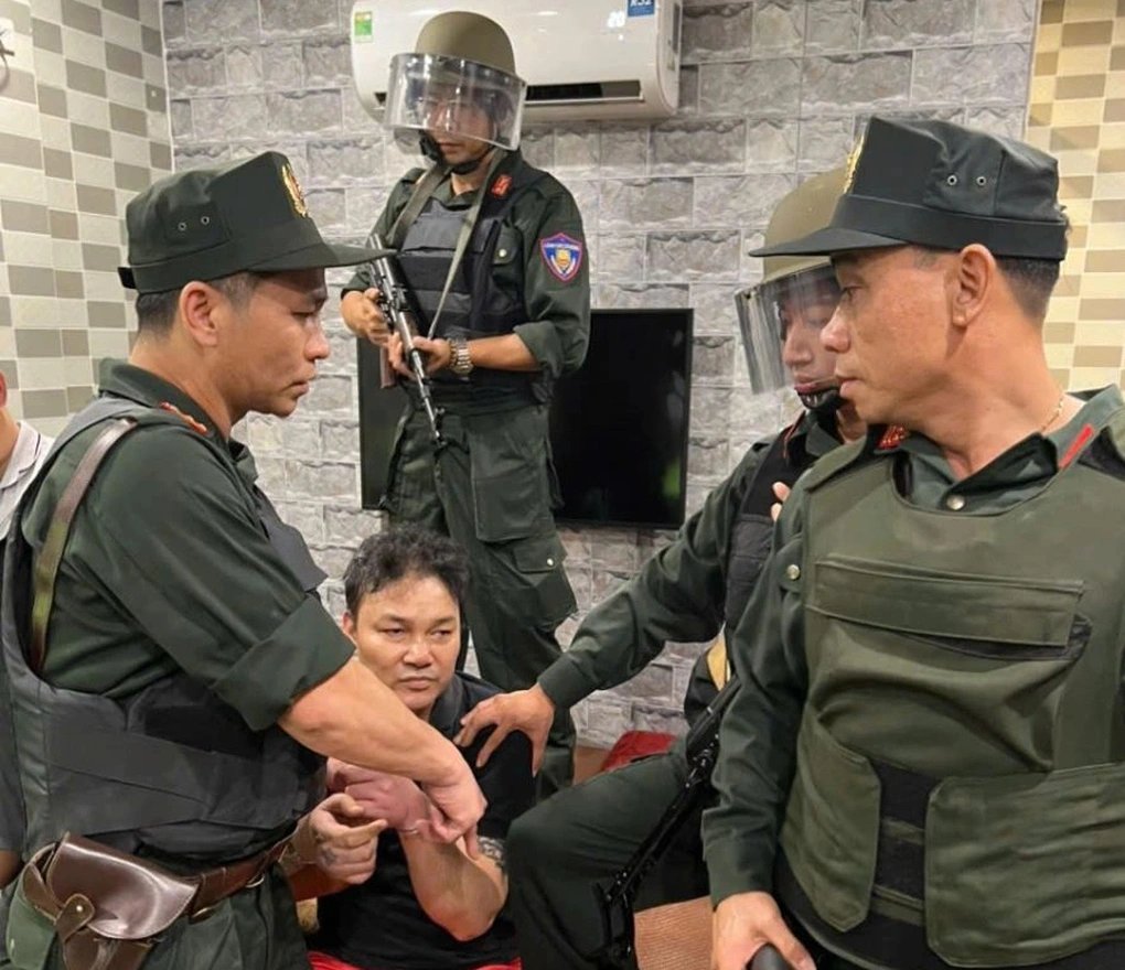 18-1784378119-bat-giu-doi-tuong-truy-na-dac-biet-nguy-hiem-dung-mam