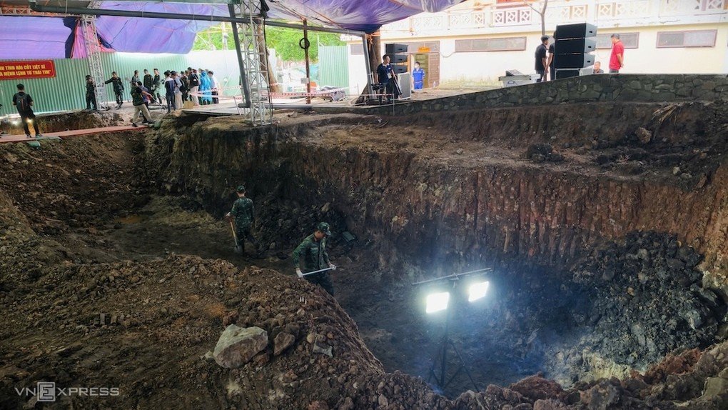 Rãnh đào dài khoảng 30 m cạnh nhà truyền thống công viên Lê Thị Riêng là nơi Đội quy tập tìm thấy hơn 100 hài cốt liệt sĩ. Ảnh: Đình Văn