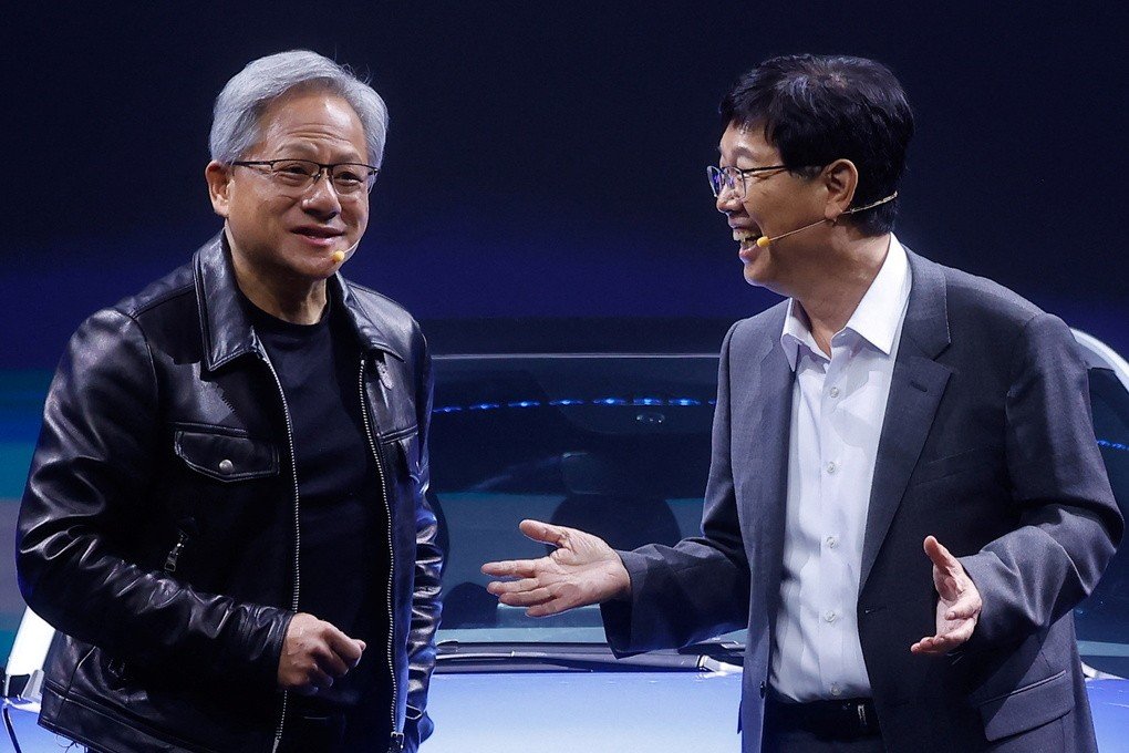 Tỷ phú Jensen Huang diện áo khoác da đen tại sự kiện của Foxconn ở Đài Bắc năm 2023. Ảnh: Reuters
