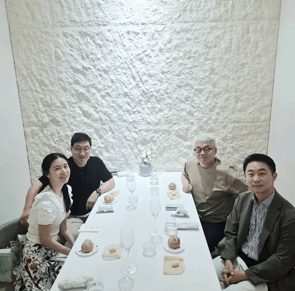 19-1784430642-cuoc-song-giau-co-vien-man-o-tuoi-55-cua-quoc-bao-nhan-sac-lee-young-ae-ben-nguoi-chong-hon-20-tuoi