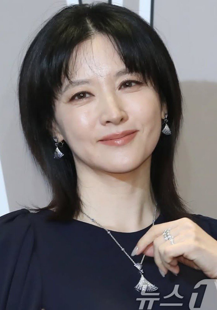 19-1784430642-cuoc-song-giau-co-vien-man-o-tuoi-55-cua-quoc-bao-nhan-sac-lee-young-ae-ben-nguoi-chong-hon-20-tuoi