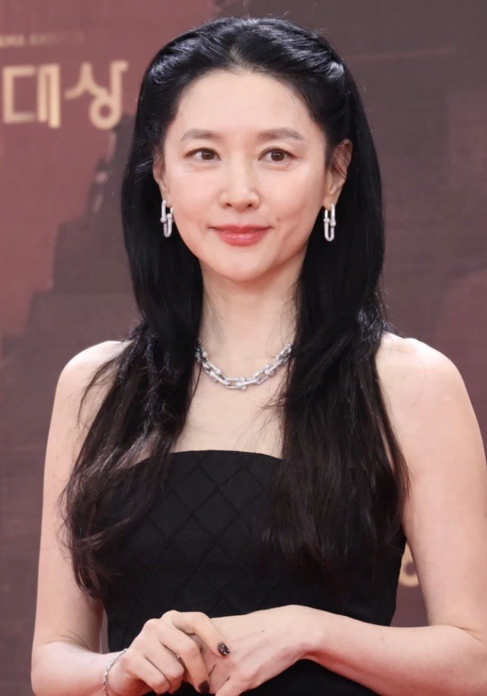 19-1784430643-cuoc-song-giau-co-vien-man-o-tuoi-55-cua-quoc-bao-nhan-sac-lee-young-ae-ben-nguoi-chong-hon-20-tuoi