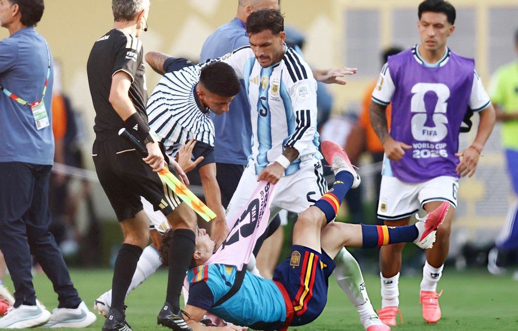 20-1784503988-thua-chung-ket-world-cup-cau-thu-argentina-lao-vao-au-da