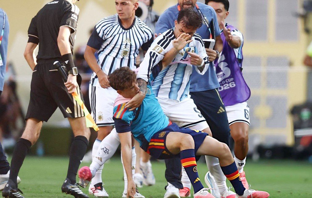 20-1784503988-thua-chung-ket-world-cup-cau-thu-argentina-lao-vao-au-da