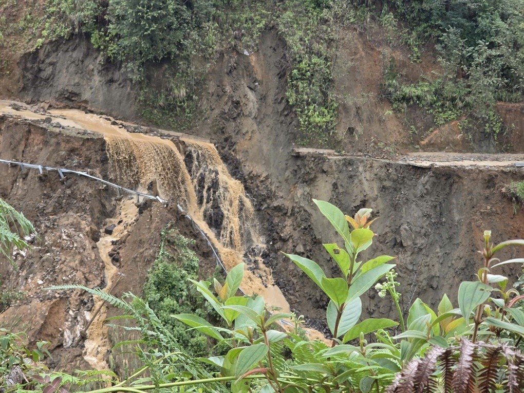 21-1784605299-lao-cai-tuyen-duong-doc-dao-35km-te-liet-vi-hon-200-diem-sat-lo-du-doi