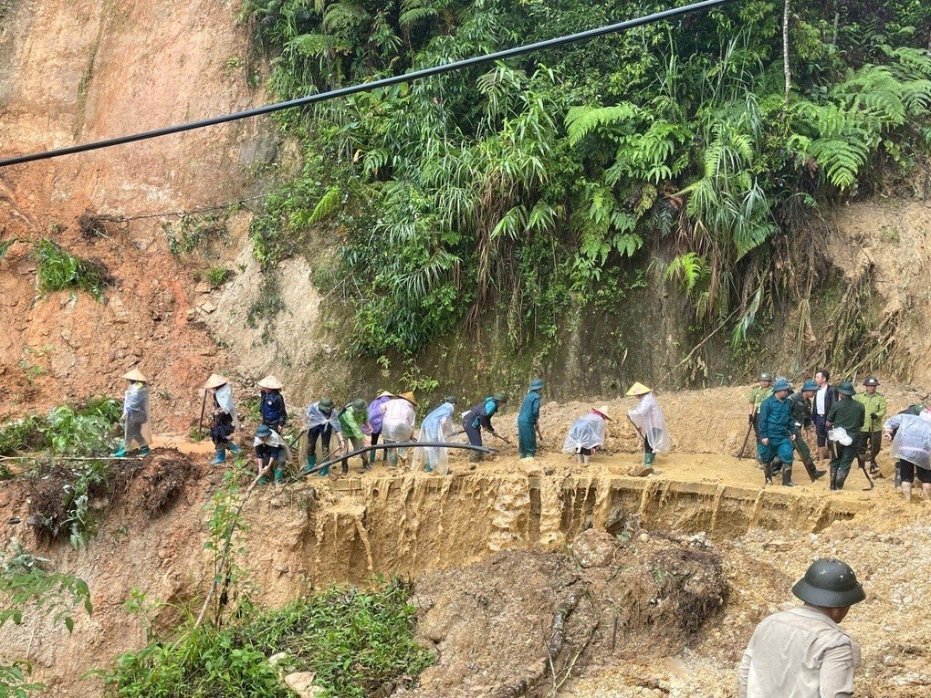 21-1784605299-lao-cai-tuyen-duong-doc-dao-35km-te-liet-vi-hon-200-diem-sat-lo-du-doi