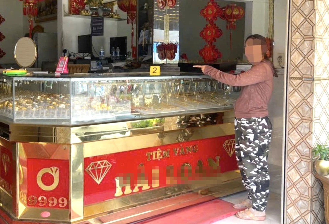 21-1784622987-gia-vo-mua-nu-trang-roi-chuon-mat-nguoi-phu-nu-mang-7-tien-an-lai-tra-tay-vao-cong