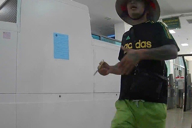 22-1784702799-can-bo-hai-quan-lao-cai-bi-de-doa-bang-hung-khi-tat-chat-ban-vao-nha-de-tra-thu-cong-bo-trich-xuat-camera