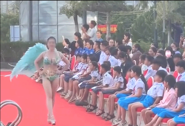 22-1784706513-ly-do-btc-hoa-hau-du-lich-ban-sac-vn-de-thi-sinh-trinh-dien-ao-tam-truoc-nhieu-hoc-sinh-gay-buc-xuc