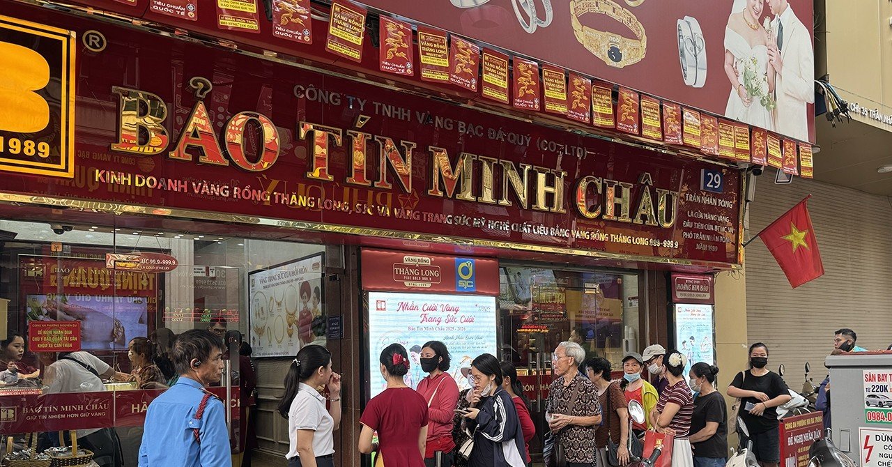22-1784719600-bao-tin-minh-chau-bat-ngo-cong-khai-thu-mua-vang-doi-thu-giua-dot-lao-doc-cua-thi-truong