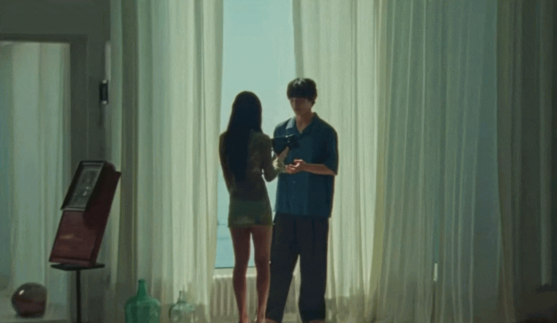 24-1784882081-jennie-blackpink-tung-mv-moi-tinh-be-binh-ben-nam-nguoi-mau-kem-6-tuoi-cai-ket-gay-to-mo