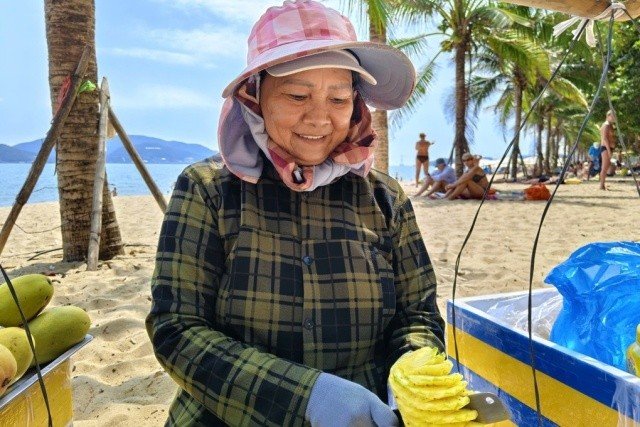 25-1784976337-ly-do-nguoi-phu-nu-ban-trai-cay-noi-tieng-o-bo-bien-nha-trang-bi-thu-ganh-hang-bi-xu-ly-the-nao