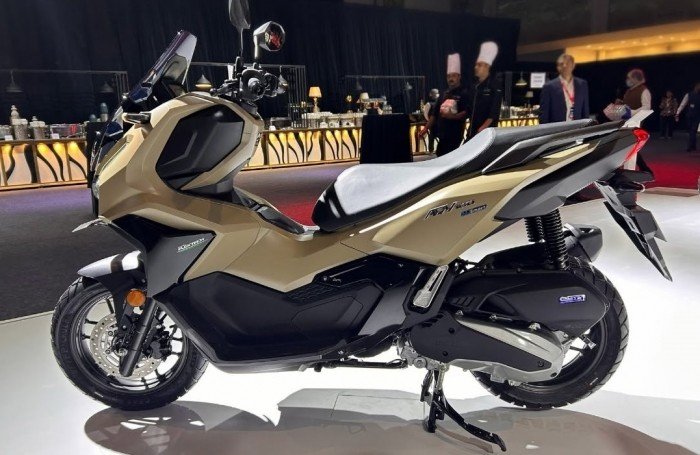 26-1785079362-honda-chinh-thuc-ra-mat-vua-xe-ga-160cc-moi-chat-hon-air-blade-va-vario-gia-du-kien-38-trieu-dong