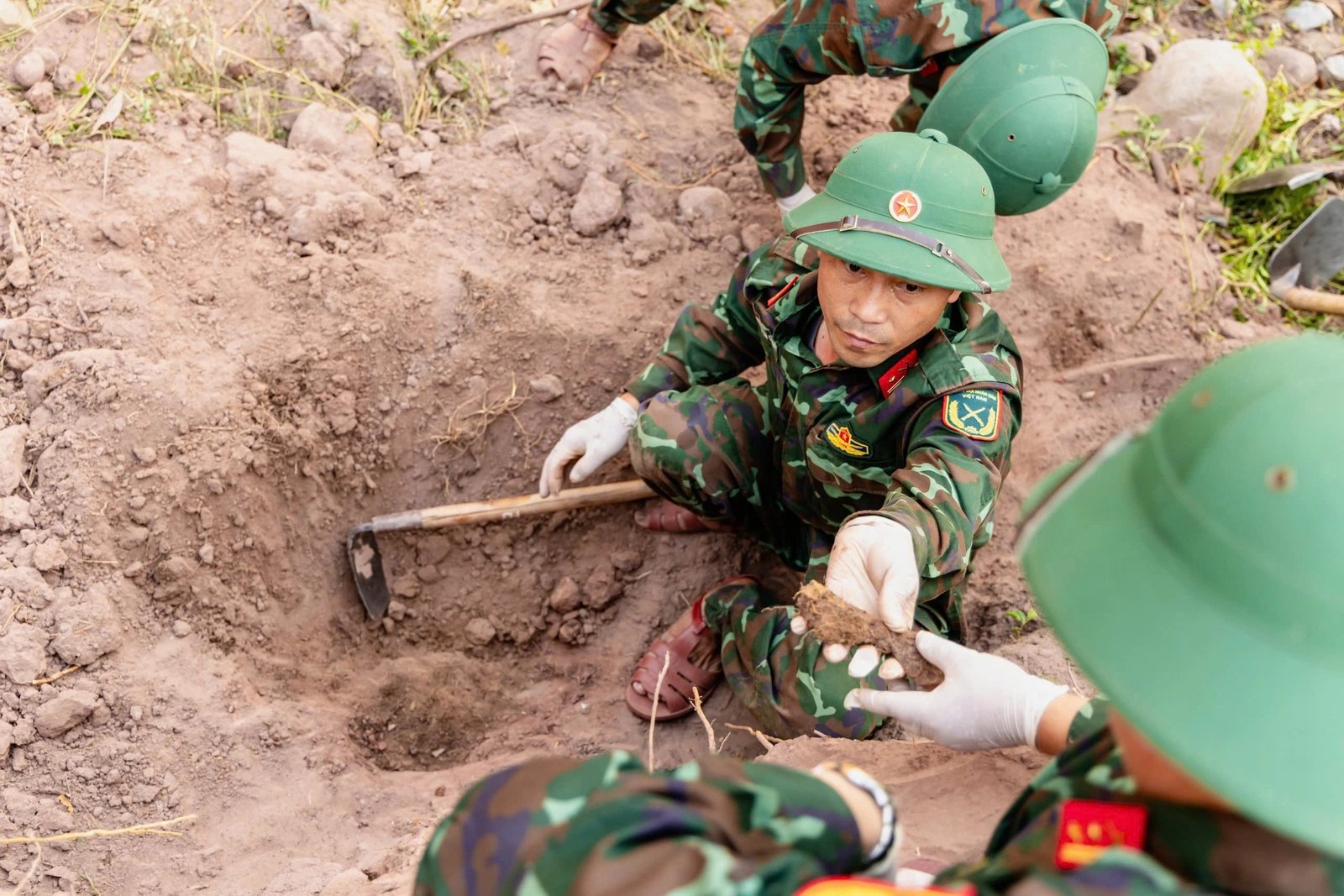 27-1785111428-cuoc-dua-voi-thoi-gian-tren-hanh-trinh-tim-nhung-nguoi-linh-chua-tro-ve