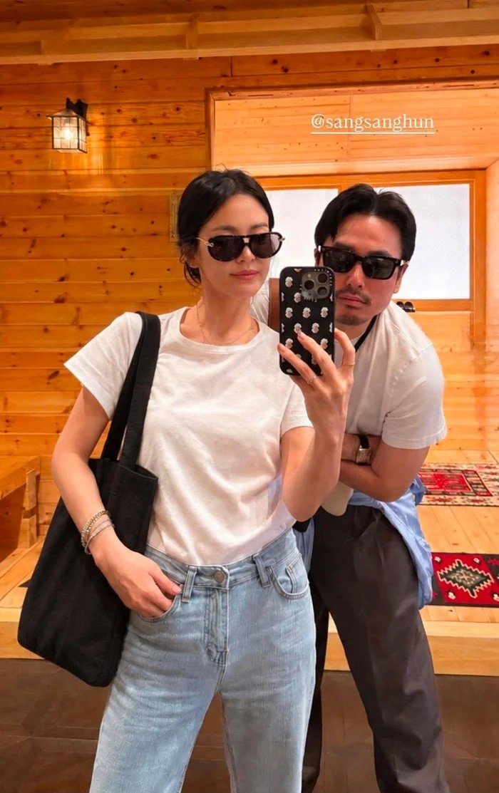 27-1785115816-nguoi-dan-ong-xuat-hien-than-thiet-cung-song-hye-kyo-la-ai