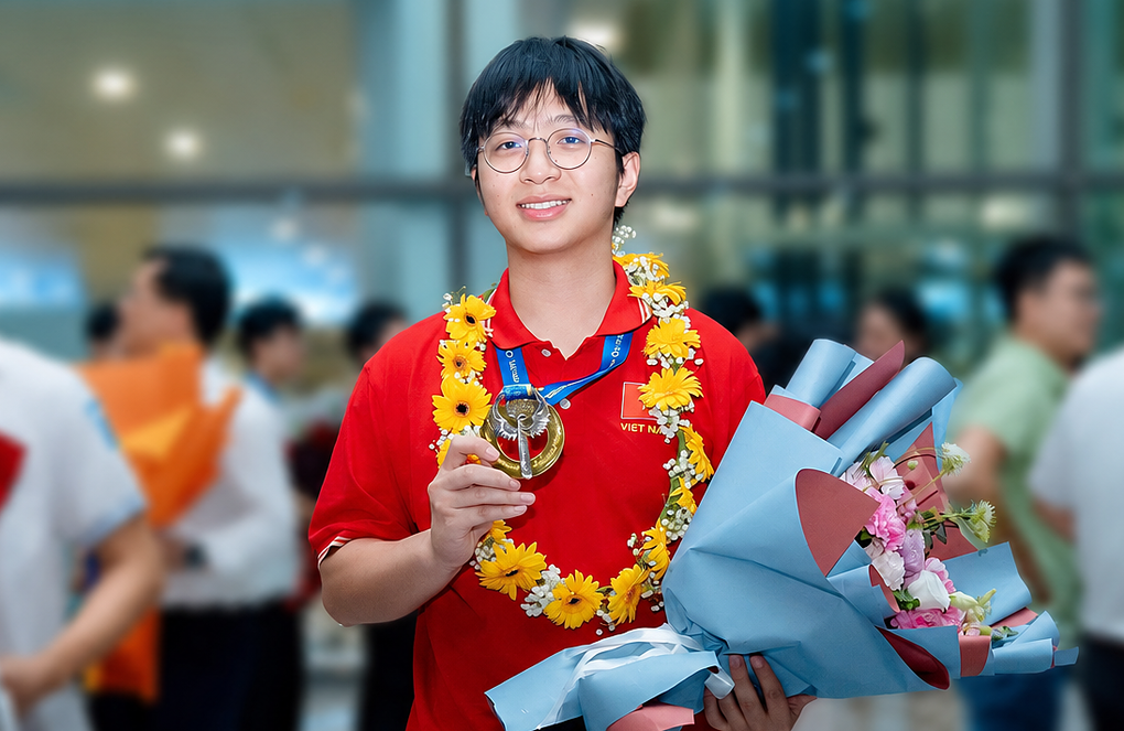 Mạnh Tuấn trong hôm trở về Việt Nam từ kỳ thi IChO 2026. Ảnh: Gia đình cung cấp