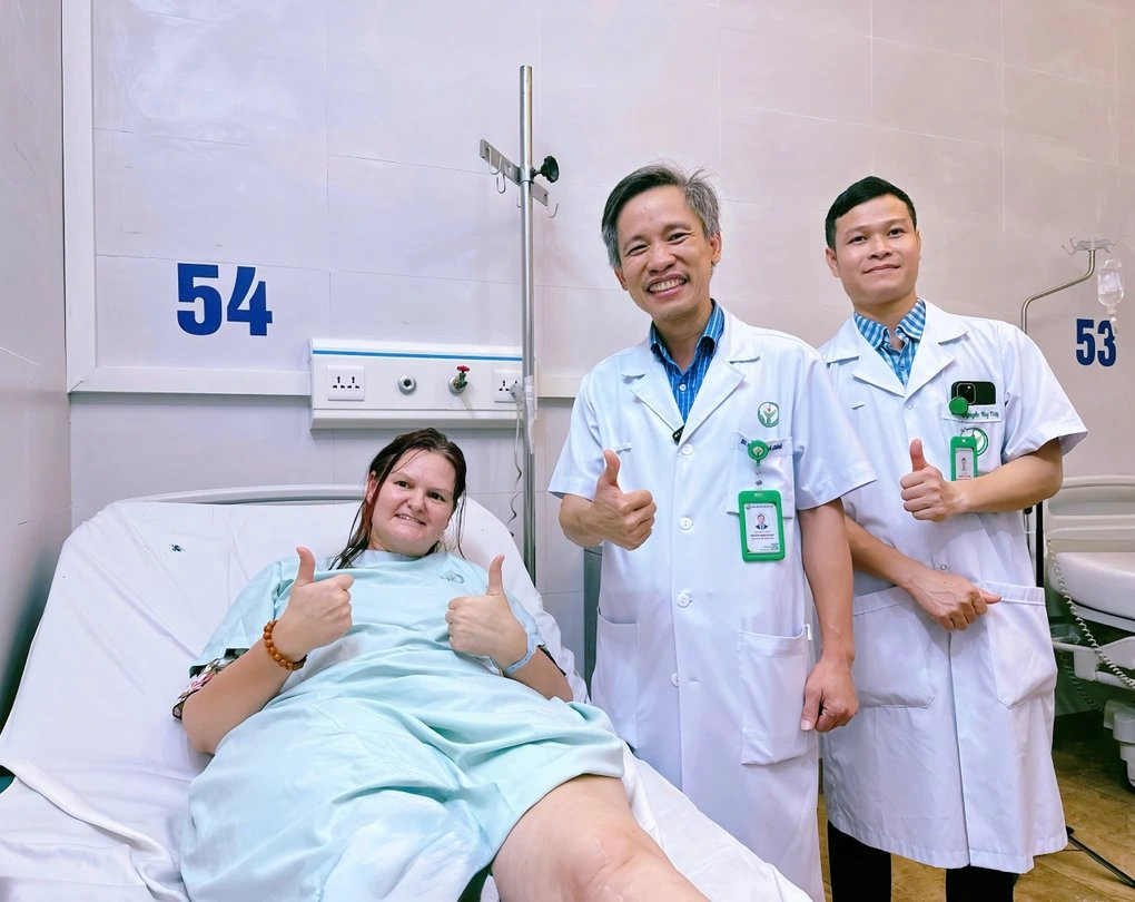 27-1785123526-doi-4-nam-van-chua-duoc-mo-o-new-zealand-nguoi-phu-nu-bay-hon-9000km-sang-viet-nam-thay-khop-hang