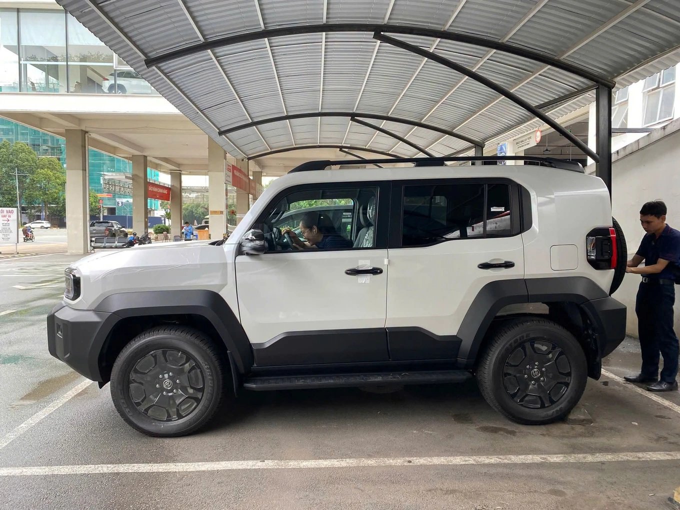 27-1785124976-toyota-land-cruiser-fj-xuat-hien-tai-dai-ly-san-sang-gia-nhap-thi-truong-viet-nam