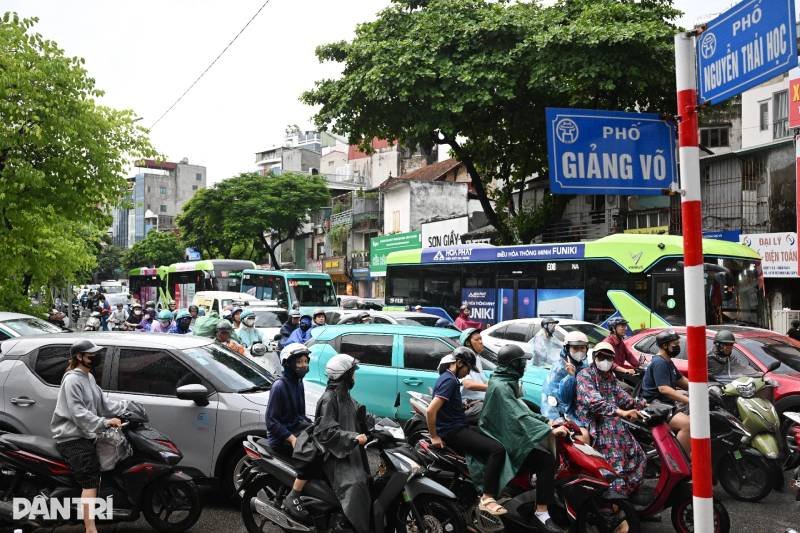27-1785135064-chi-sau-nua-gio-mua-lon-nhieu-tuyen-pho-ha-noi-ngap-cuc-bo-co-noi-nuoc-sau-toi-1-met