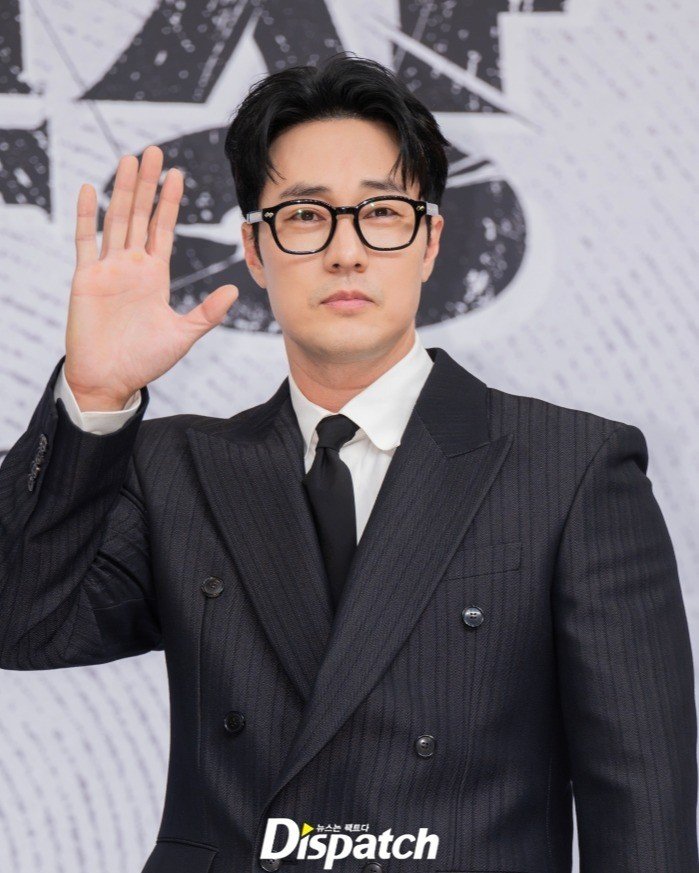 So Ji Sub trong buổi họp báo ra mắt phim Agent Kim Reactivated tại Seoul (Hàn Quốc), hôm 26/6. Ảnh: Dispatch