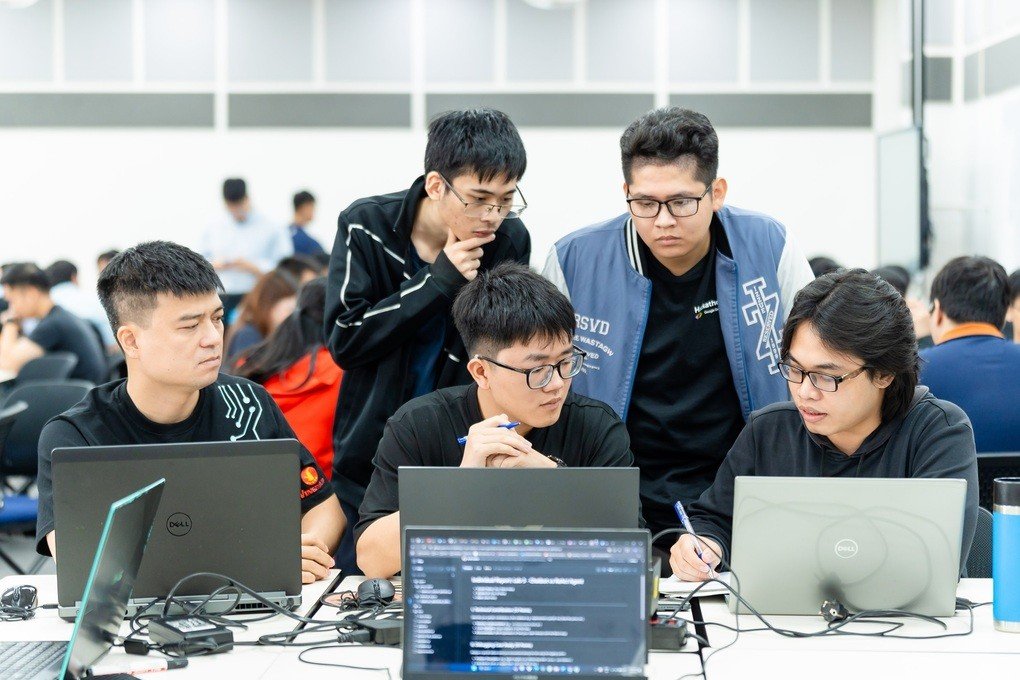 Học viên giải quyết bài toán thực tế trong khóa học. Ảnh: Vingroup