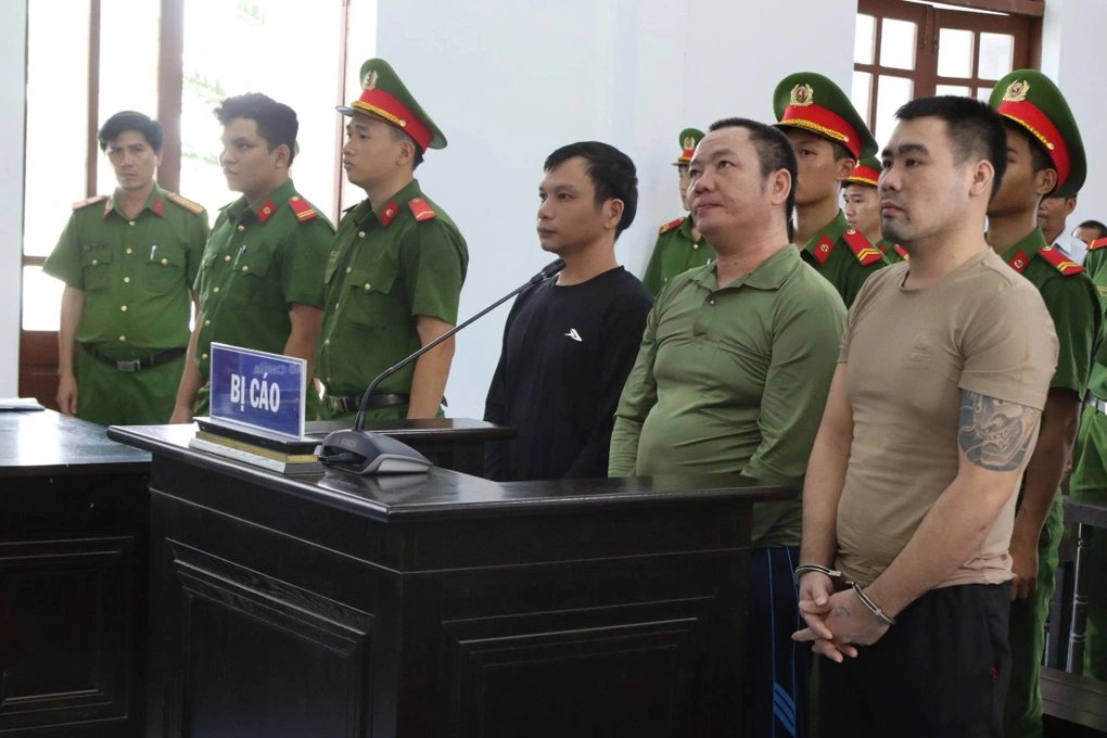 29-1785337081-nguoi-dan-ong-bi-liet-tu-chi-sau-vu-hanh-hung-duoc-dua-den-toa-bang-bang-ca