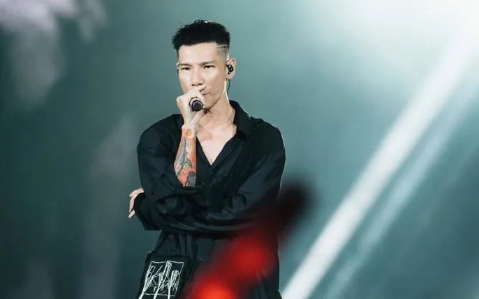 30-1785408691-so-van-hoa-tphcm-lam-viec-voi-rapper-mck-sau-loat-lum-xum-trong-album-moi