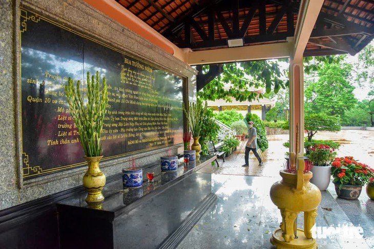 30-1785411656-di-doi-bia-tuong-niem-tai-cong-vien-le-thi-rieng-de-mo-rong-khai-quat-tim-kiem-hai-cot-liet-si